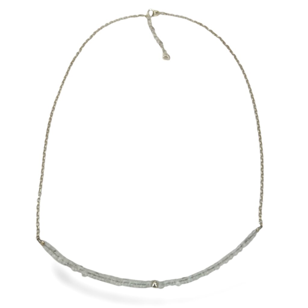 Collar de cuentas de Piedra Luna y cadena de Plata.
