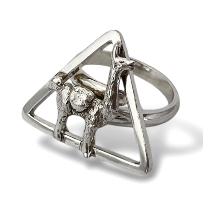 Anillo de Plata con diseño de una Llama en un triángulo. Medida 7,5 aro ajustable.