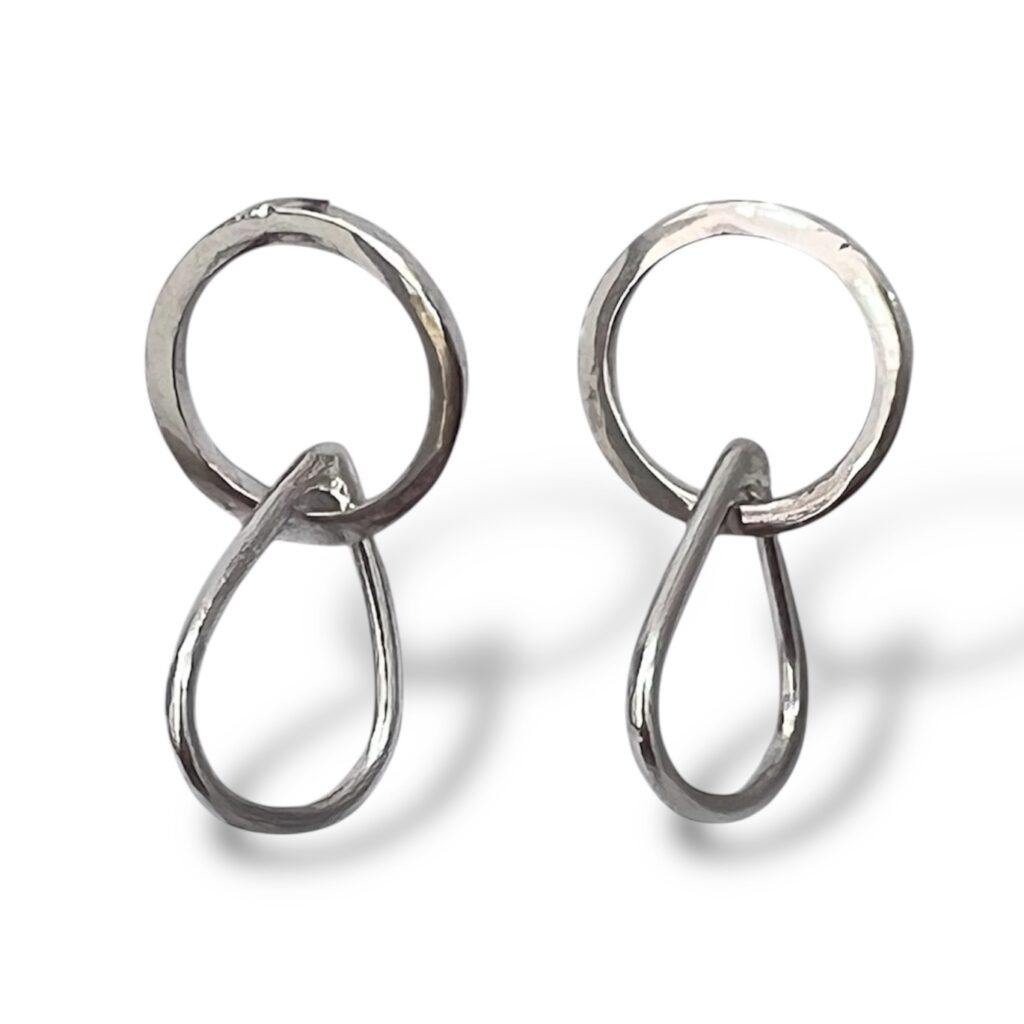 Aretes de Plata con diseño de círculo y gota enlazados.