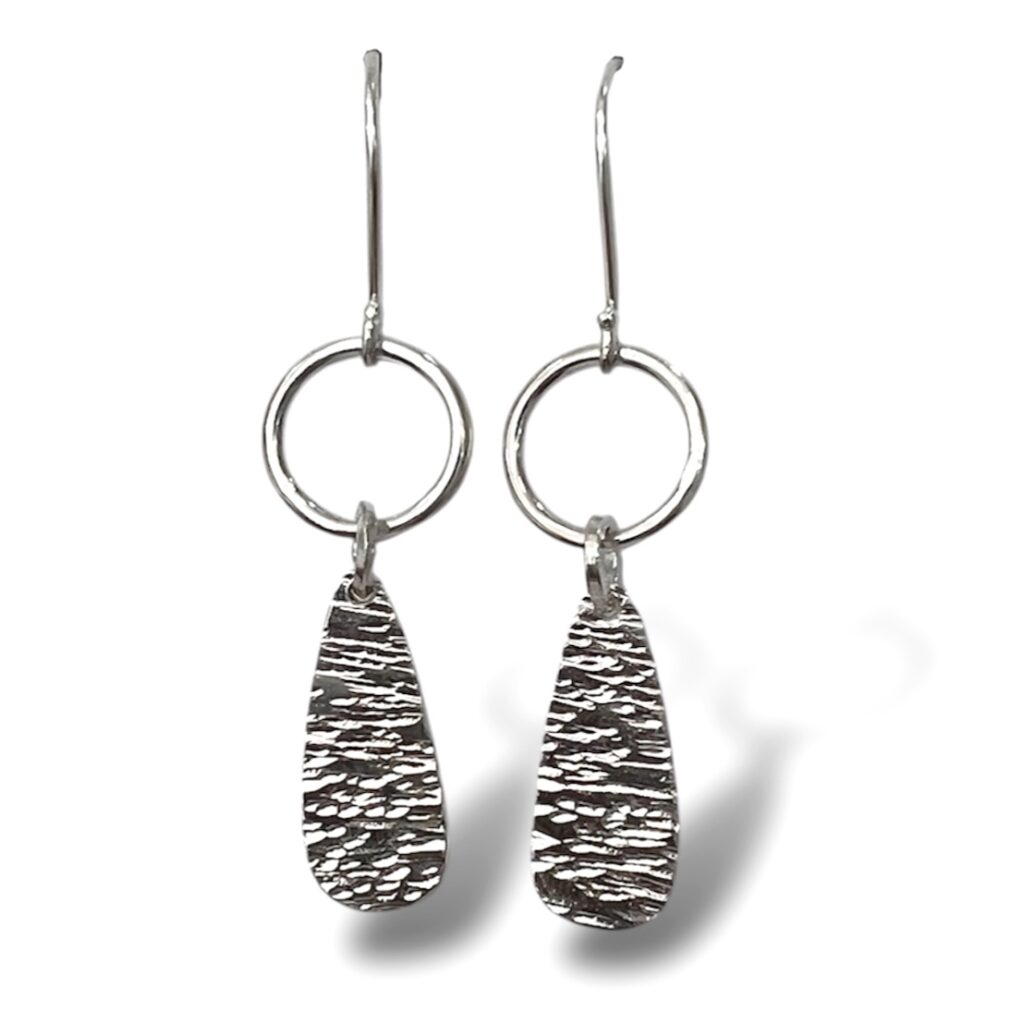 Aretes de Plata con diseño de círculo y gota con textura.