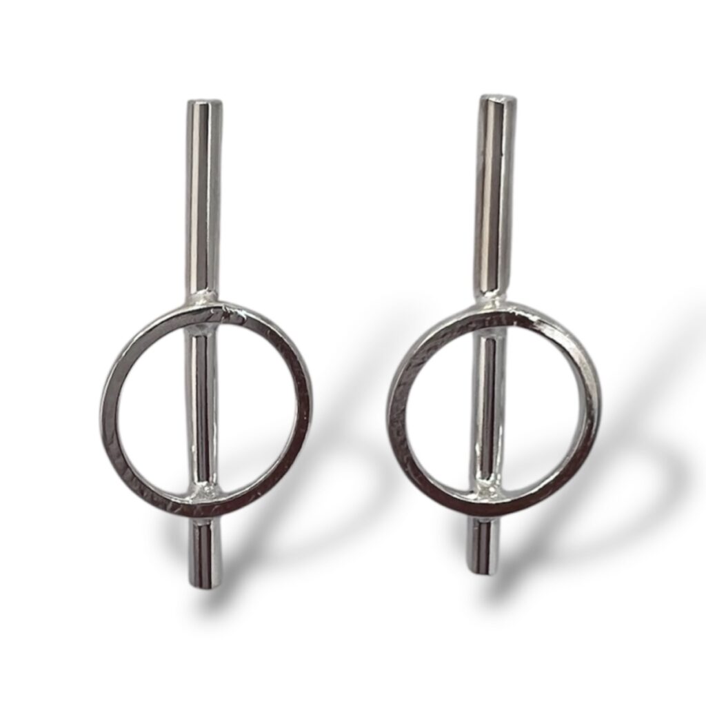 Aretes largos de Plata con diseño de círculo sobre un tubo delgado,