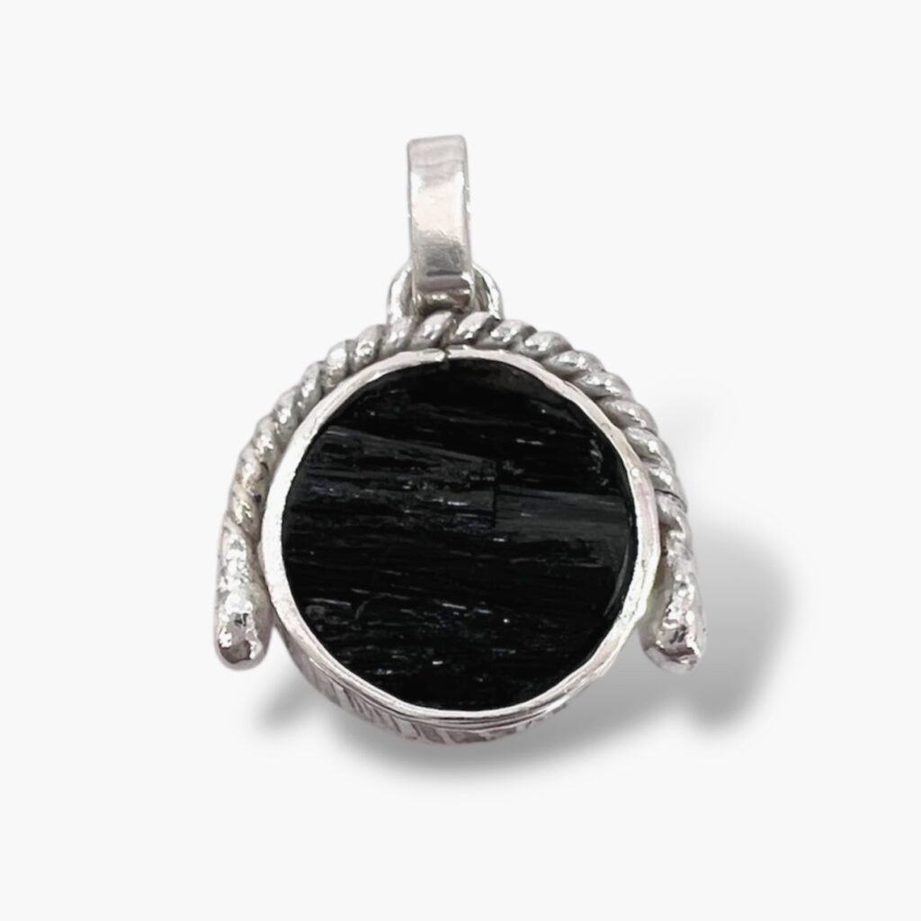 Dije de Turmalina Negra y Plata con diseño de herradura enlazada. Medida 2,6 cm.