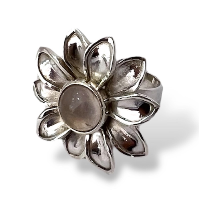 Anillo de Plata con diseño de Flor con centro de Cuarzo Rosa. Medida 7 aro ajustable.