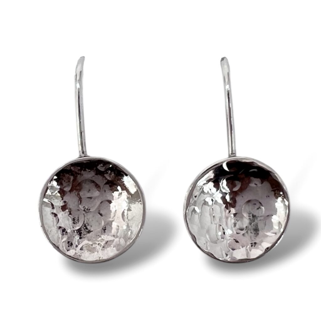 Aretes de Plata martillada con diseño de círculos cóncavos.