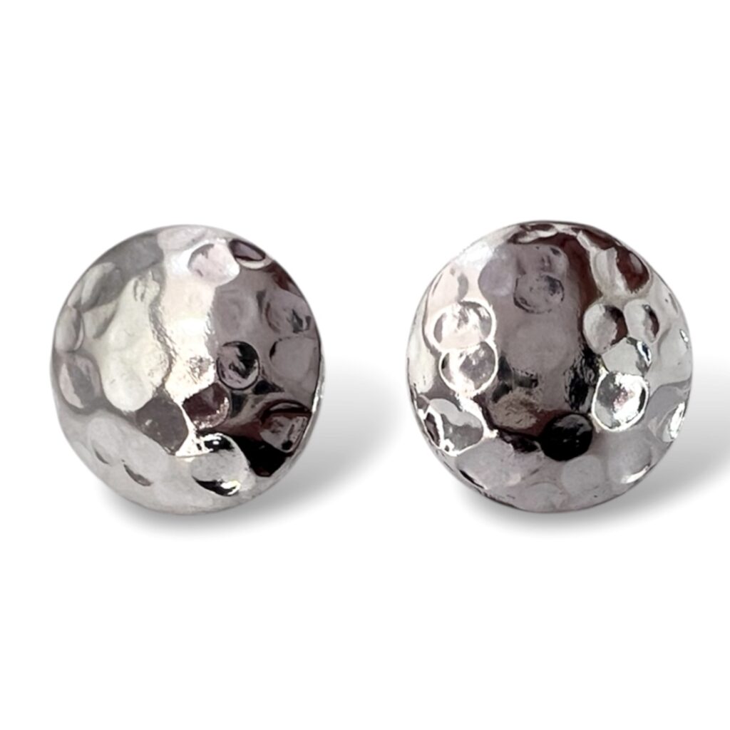 Aretes de Plata martillada con diseño circular.
