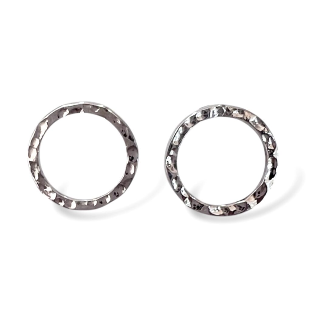 Aretes de Plata martillada con diseño circular.