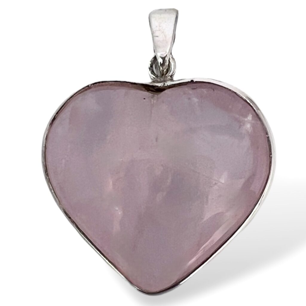 Dije de Cuarzo Rosa con forma de Corazón grande y Plata.
