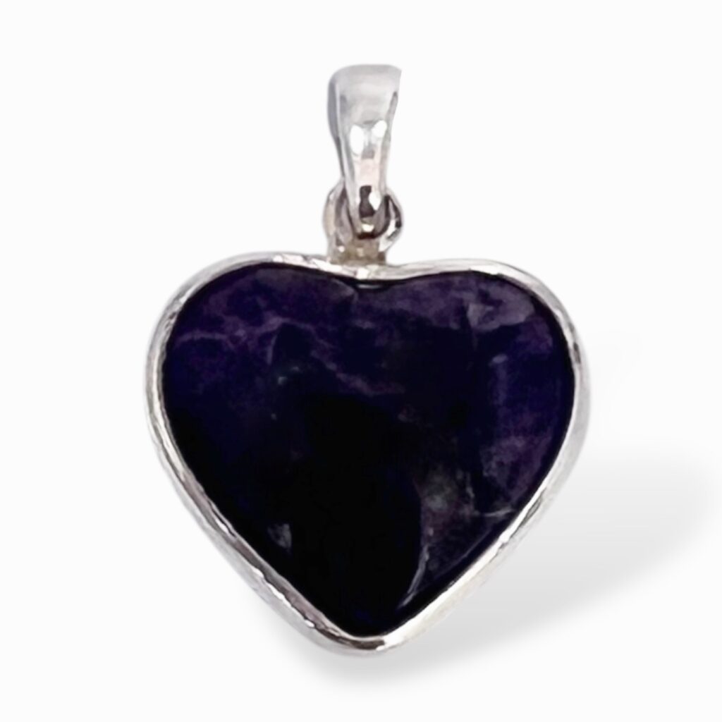 Dije de Amatista con forma de Corazón y Plata.