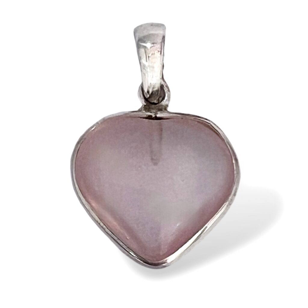 Dije de Cuarzo Rosa con forma de corazón y Plata.
