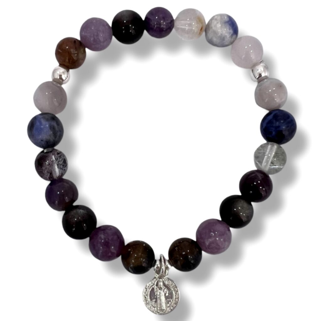 Pulsera de 7 piedras y dije de San Benito de Plata.