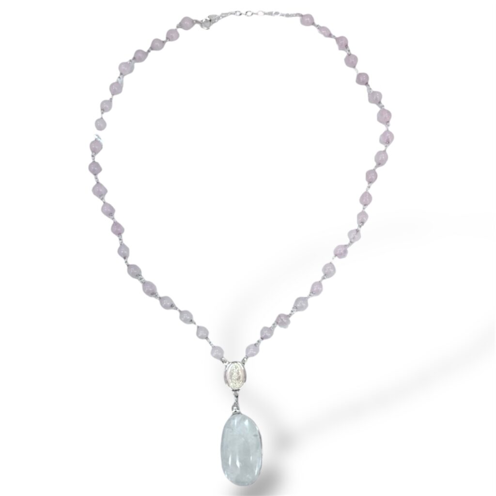 Collar de Cuarzo Rosa, Cuarzo Cristal y Virgen de Guadalupe de Plata. Medida 50 cm.