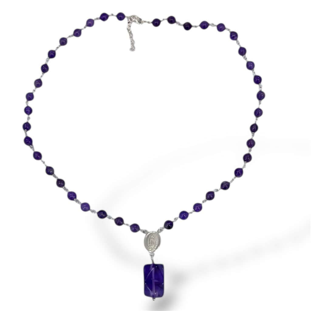 Collar de Amatista y Virgen de Guadalupe de Plata. Medida 50 cm.