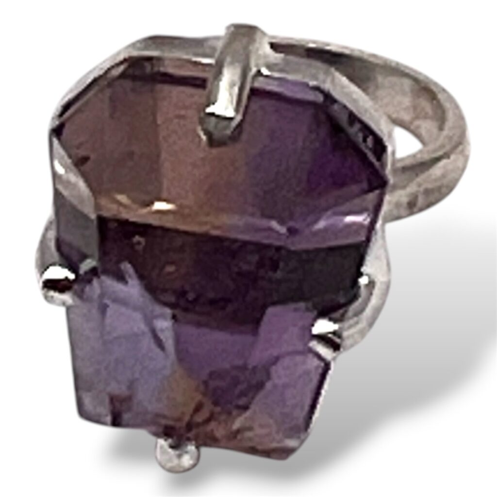 Anillo de Plata con Bolivianita rústica facetada. Medida 7,5 con aro regulable-