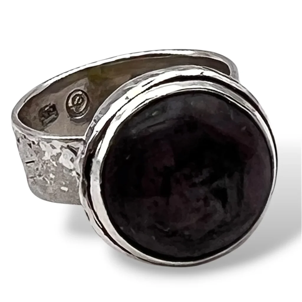 Anillo de Plata con Raíz de Rubí. Talla 10.