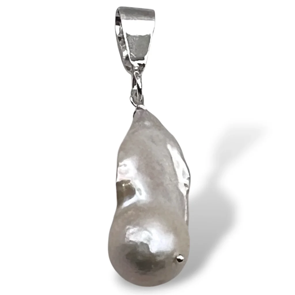 Dije de Perla Barroca y Plata.
