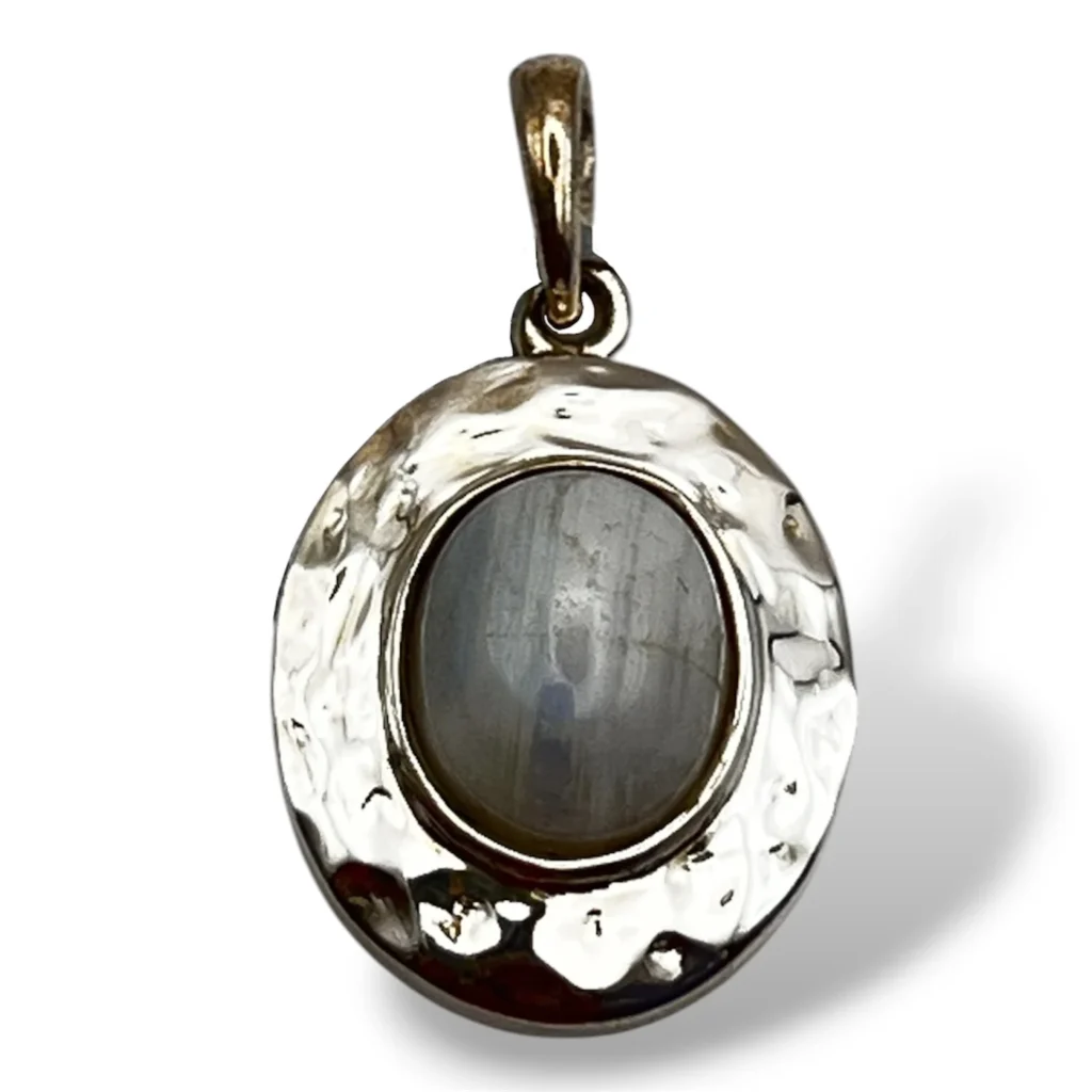 Dije de Plata con Piedra Luna.