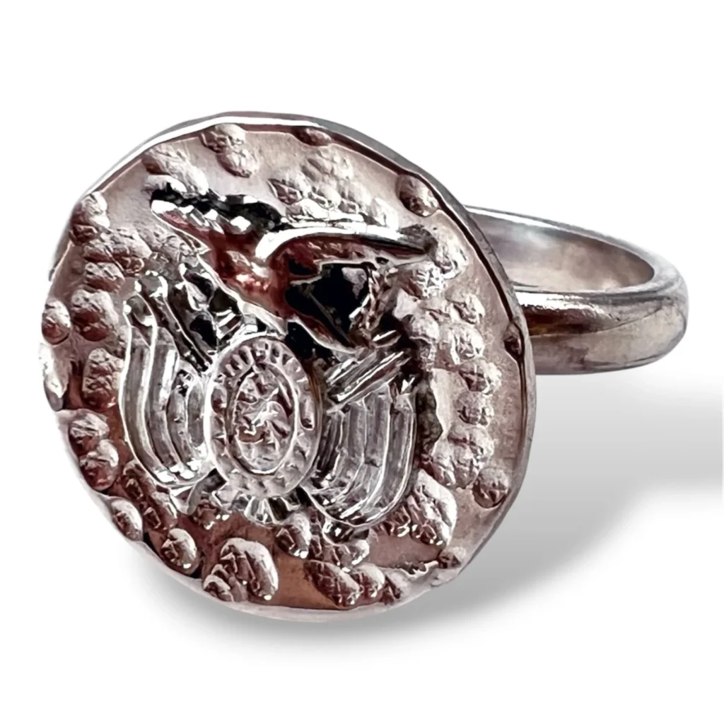 Anillo Escudo de Bolivia de Plata con fondo martillado. Medida 7,5 ajustable.