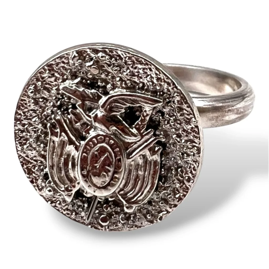 Anillo Escudo de Bolivia de Plata con fondo texturado. Medida 7,5 ajustable.