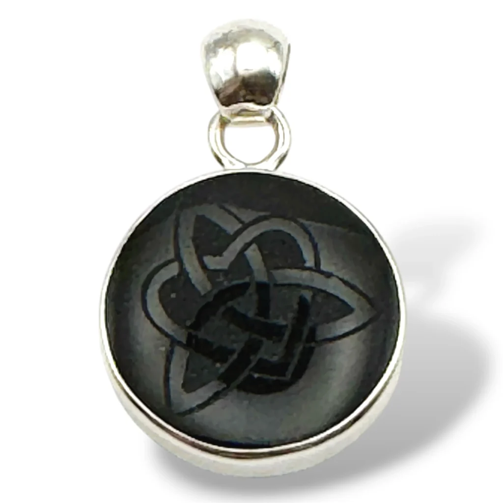 Dije de Plata con Obsidiana negra con Triqueta y Corazón grabados. Diámetro 2 cm.