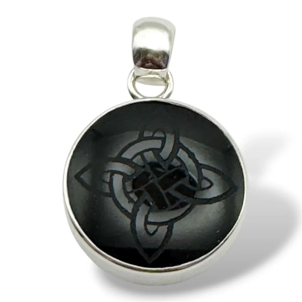 Dije de Plata con Obsidiana negra con Nudo de bruja grabado. Diámetro 2 cm.