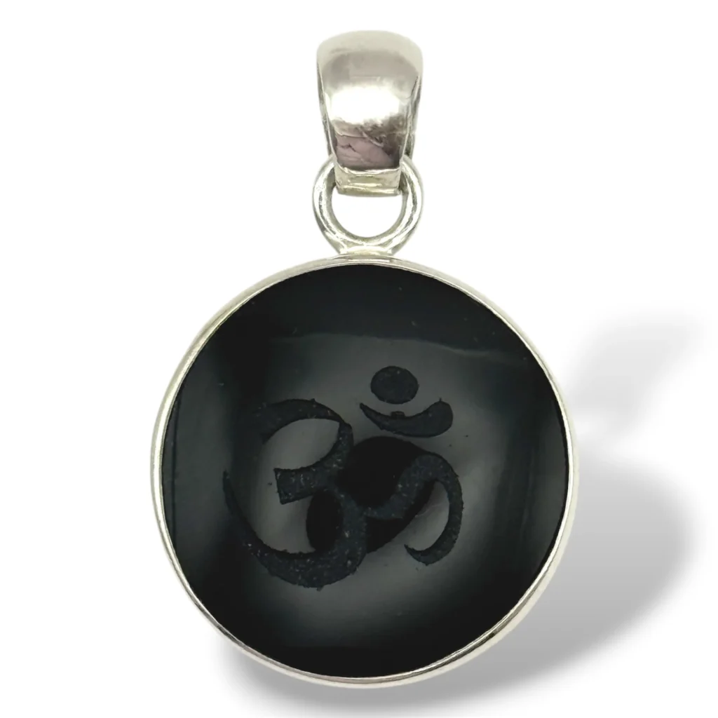Dije de Plata con Obsidiana negra grabada con Om. Diámetro 2 cm.