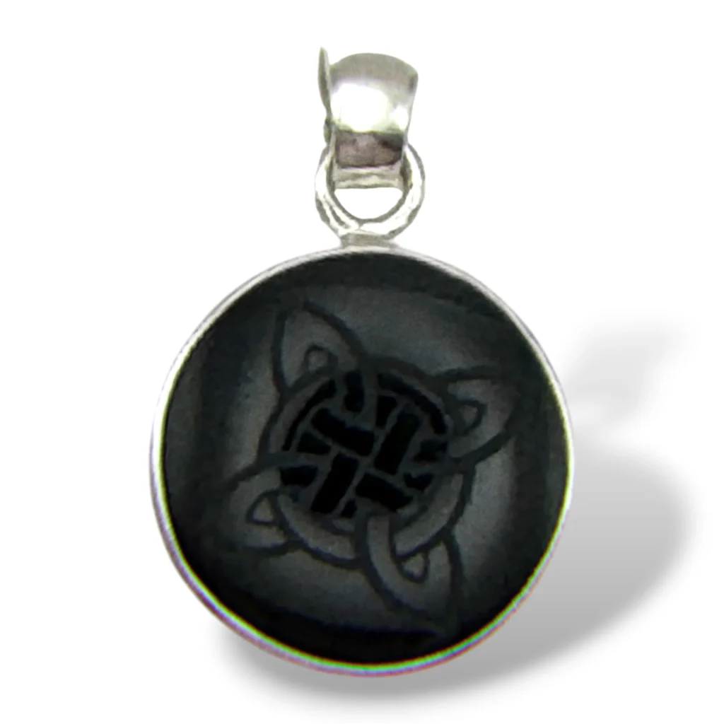 Dije de Plata con Obsidiana negra grabada con Nudo de Bruja. Diámetro 2 cm.