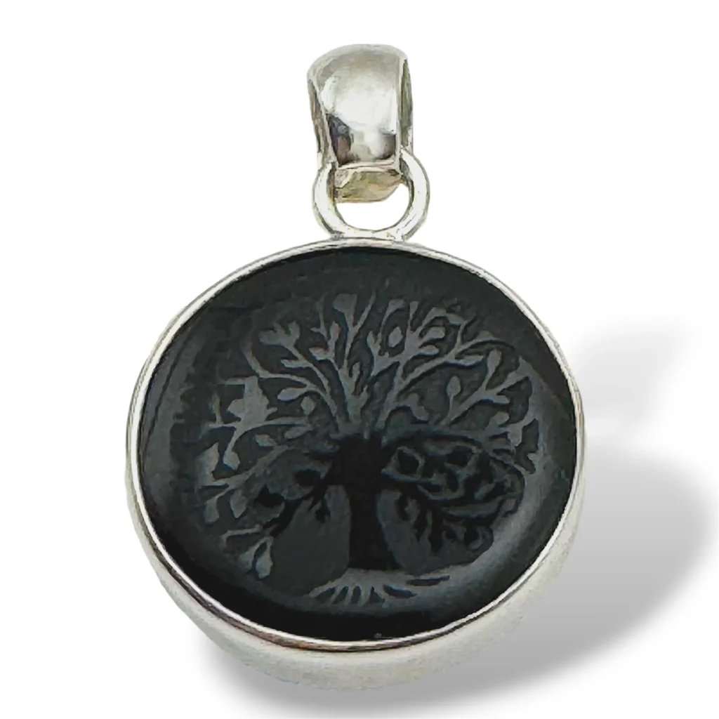 Dije de Plata con Obsidiana negra grabada con Árbol de la Vida. Diámetro 2 cm.