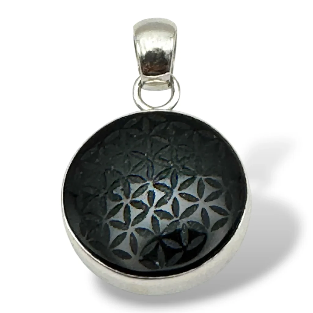 Dije de Plata con Obsidiana negra grabada con Flor de Vida. Diámetro 2 cm.