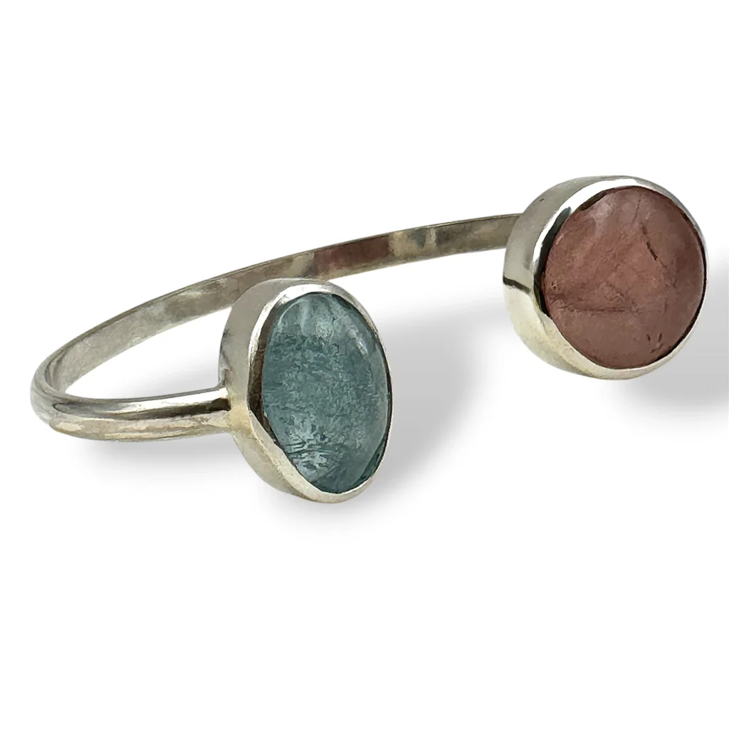 Pulsera de Plata rígida con Cuarzo Rosa y Topacio.