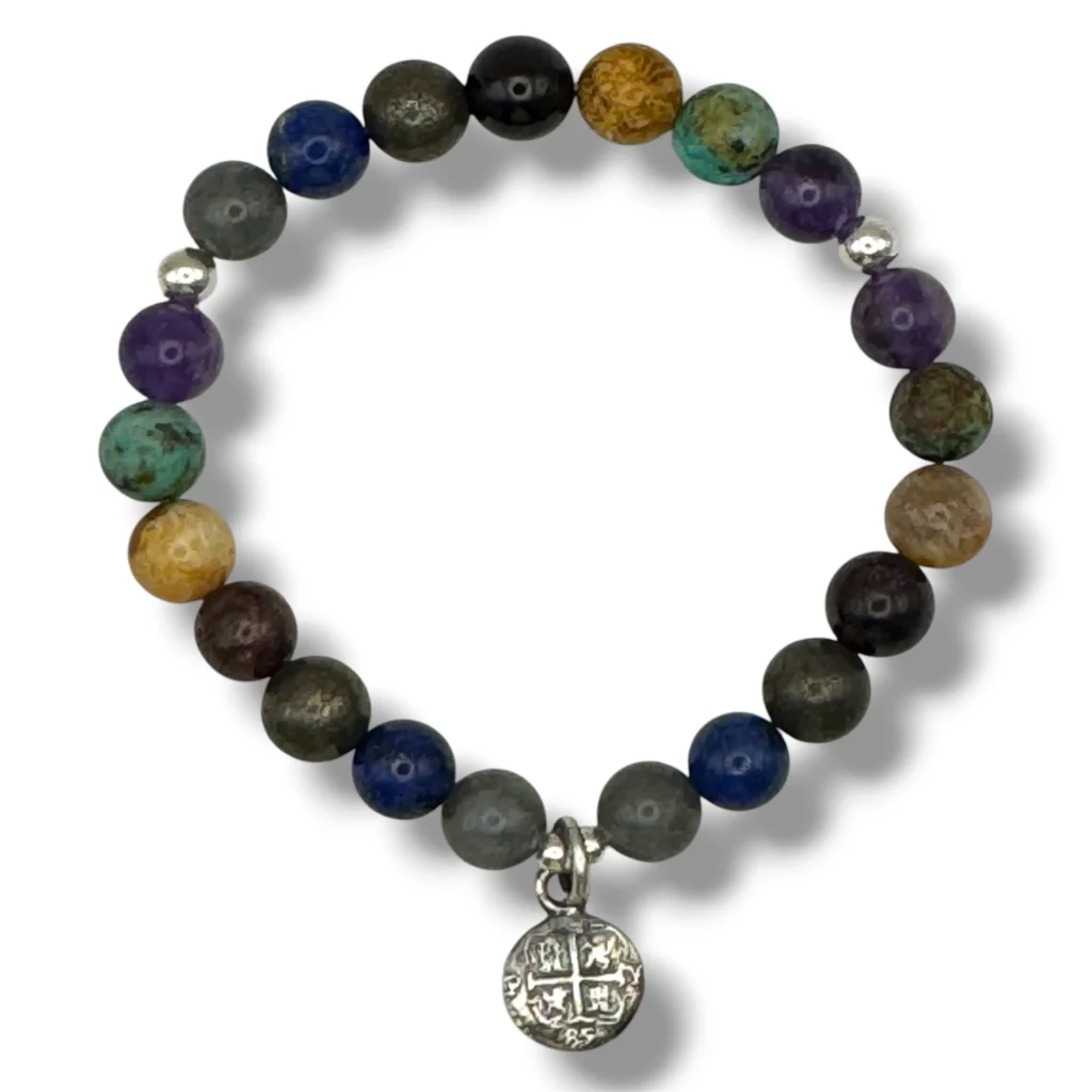 Pulsera de Piedras naturales con dije de Macuquina de Plata.