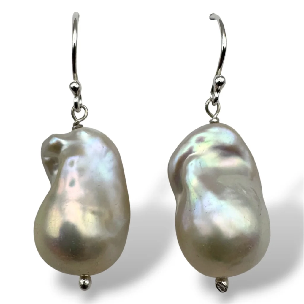 Aretes de Perla Barroca con arquillos de Plata.