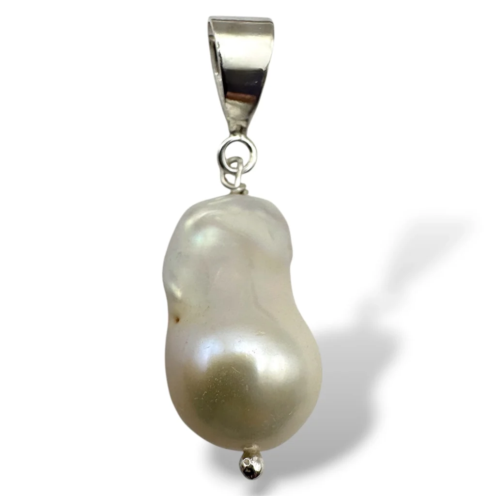 Dije de Perla Barroca y Plata.