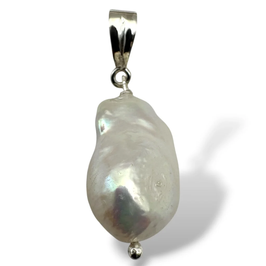 Dije de Perla Barroca y Plata.